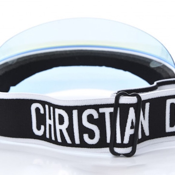 The blue mirror visor protects against UVA and UVB rays. - Picture 3 of 8